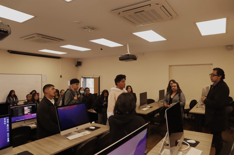 Interés y entusiasmo en la visita guiada a la Carrera de Diseño Multimedia en la UPS Quito