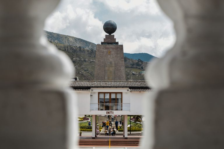 La Geografía y el Diseño se Unen: Estudiantes de Multimedia Capturan la Esencia de la Mitad del Mundo