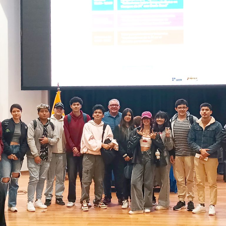 Estudiantes de la UPS Analizan el Fotoperiodismo en la Era de la IA