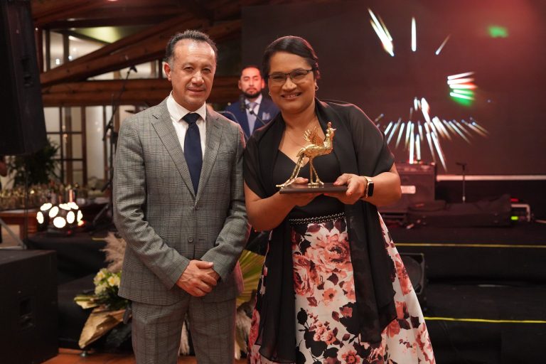 Directora de Carrera recibe reconocimiento por Destacada Labor en Investigación